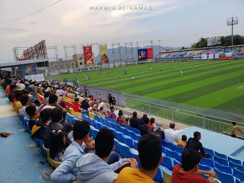 يحدث الآن : حضور جماهيري كبير في قمة كروية بتعز(صور )