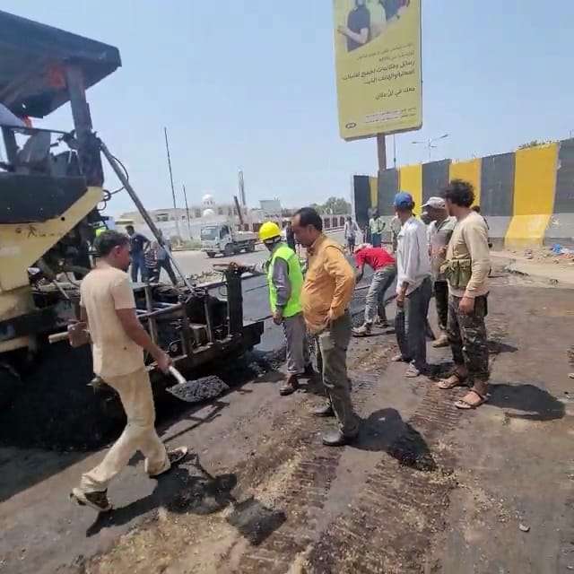 مدير عام خورمكسر الزهري يشرف على أعمال سلفته طريق مطار عدن الدولي مدير عام خورمكسر الزهري يشرف على أعمال سلفته طريق مطار عدن الدولي
