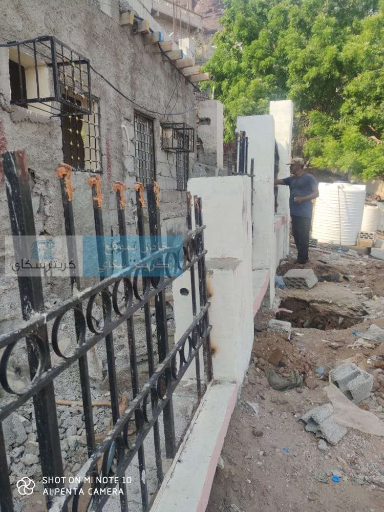 بالصور.. فضيحة مدوية.. اعمال البسط تطال القبور في كريتر بالصور.. فضيحة مدوية.. اعمال البسط تطال القبور في كريتر