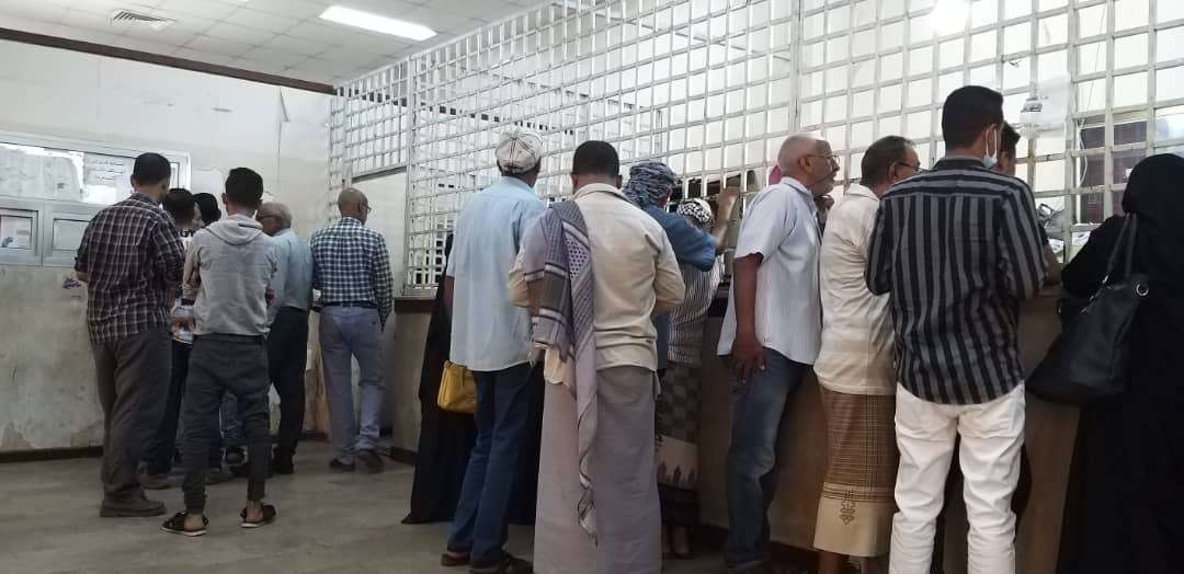توقف نظام تسديد فواتير الهاتف الأرضي بعدن والمواطنين يتزاحمون في انتظار فتح نظام الدفع توقف نظام تسديد فواتير الهاتف الأرضي بعدن والمواطنين يتزاحمون في انتظار فتح نظام الدفع