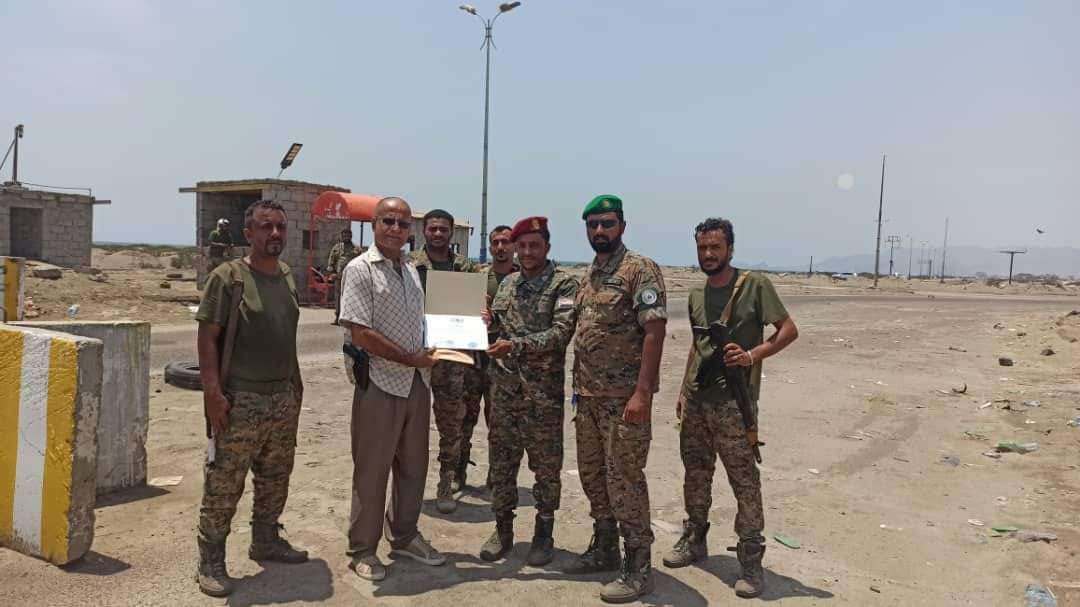 لإنجازاتها الأمنية خلال الفترة الماضية... الحزام الأمني يُكرم نقطة أمنية في قطاعه الشرقي بعدن
