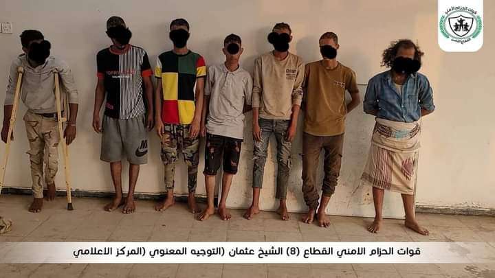 الحزام الأمني يضبط عددٍ من المروجين والمتعاطين لمادة الحشيش والحبوب المخدرة بالقطاع الثامن.