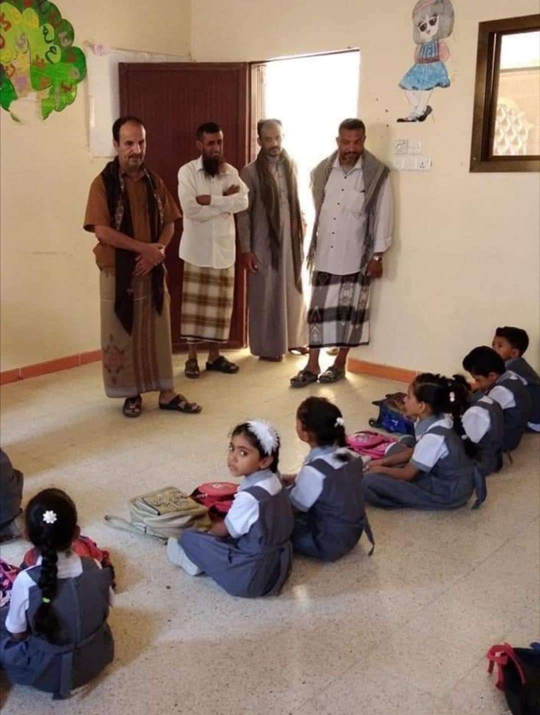 صورة لطلاب مدرسة في حضرموت تثير جدلا على مواقع التواصل