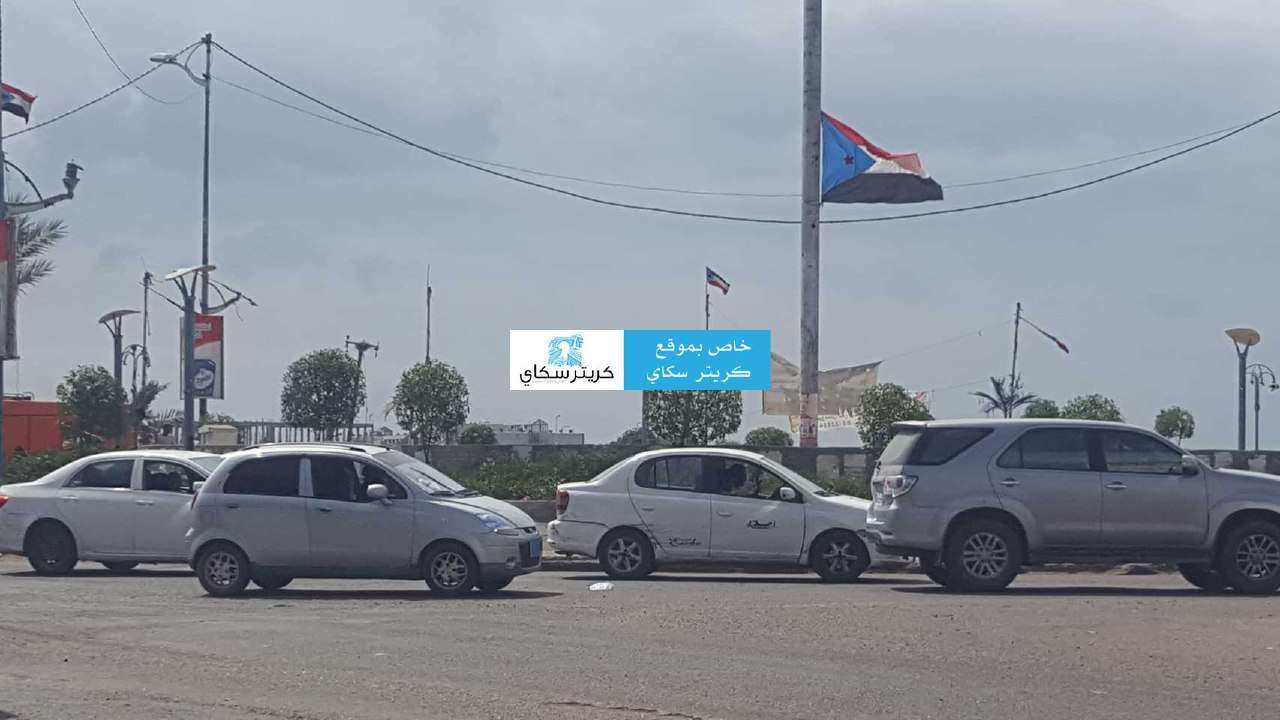اصطدام سيارة بعمود ضغط عالي تتسبب بانقطاع التيار الكهربائي عن عدد من أحياء عبدالقوي بعدن