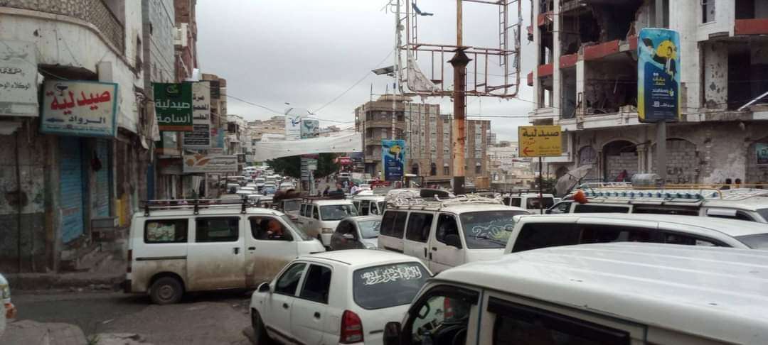 ازدحام خانق للسيارات في حوض الاشرف بتعز