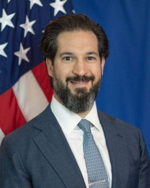 تعيين السيد جوناثان بيتشيا نائبا لسفير الولايات المتحدة لدى اليمن تعيين السيد جوناثان بيتشيا نائبا لسفير الولايات المتحدة لدى اليمن