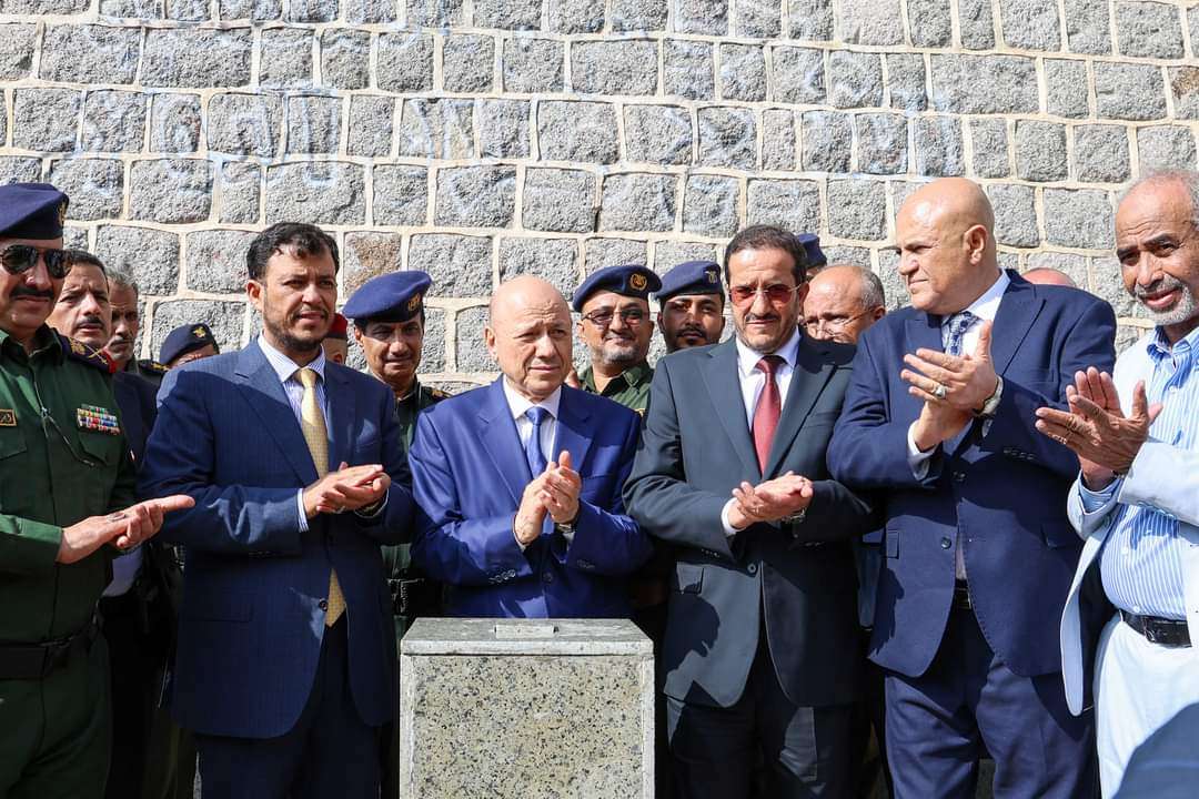 الرئيس العليمي يقلد هذه الجهة بتعز وسام شرف