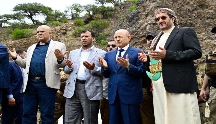 رئيس وعضوا مجلس القيادة يزورون قيادة اللواء 35 مدرع ويقرأون الفاتحة على روح الشهيد الحمادي رئيس وعضوا مجلس القيادة يزورون قيادة اللواء 35 مدرع ويقرأون الفاتحة على روح الشهيد الحمادي