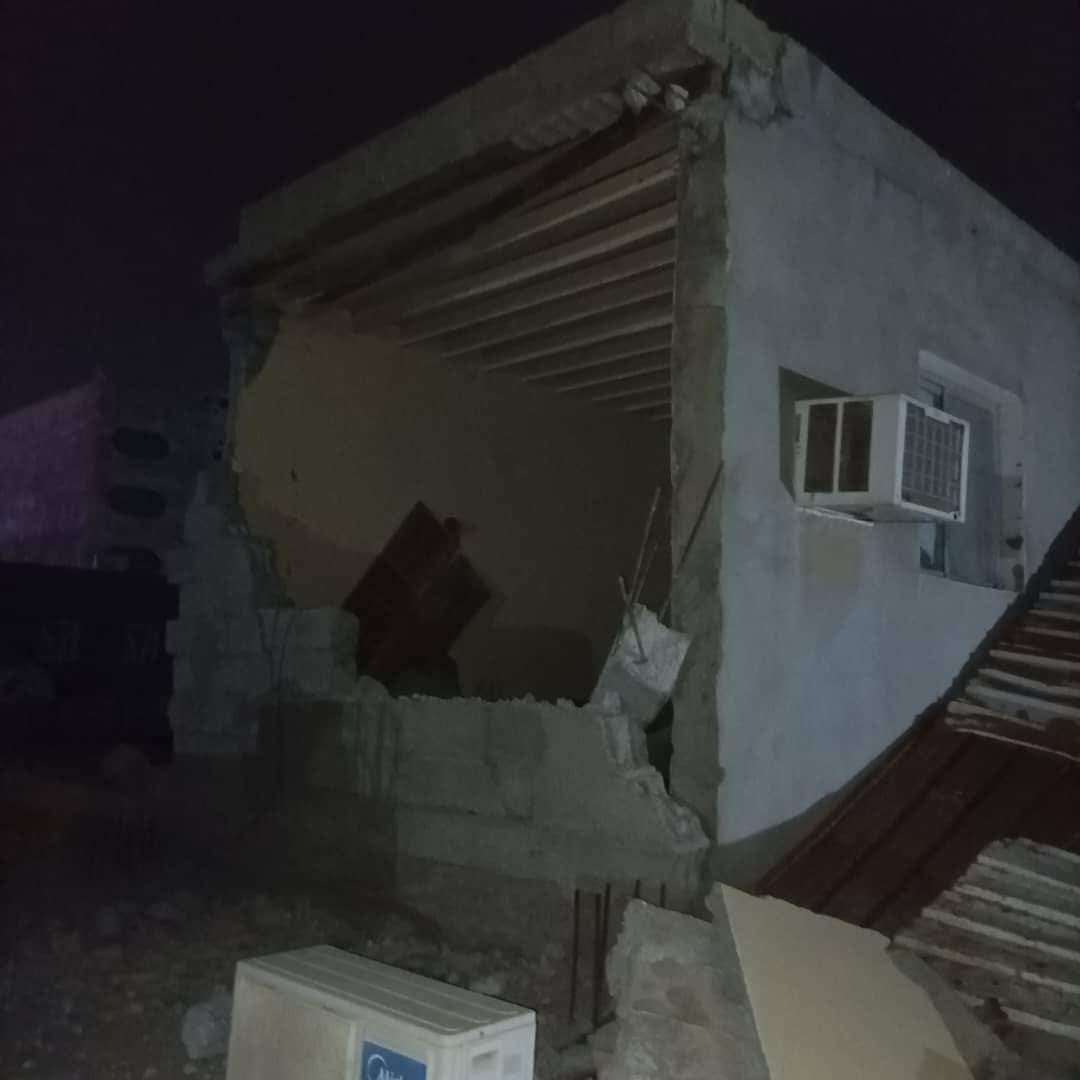 شاهد كيف اصبح هذا المنزل القريب من انفجار محطة الغاز بعدن(مروع) شاهد كيف اصبح هذا المنزل القريب من انفجار محطة الغاز بعدن(مروع)