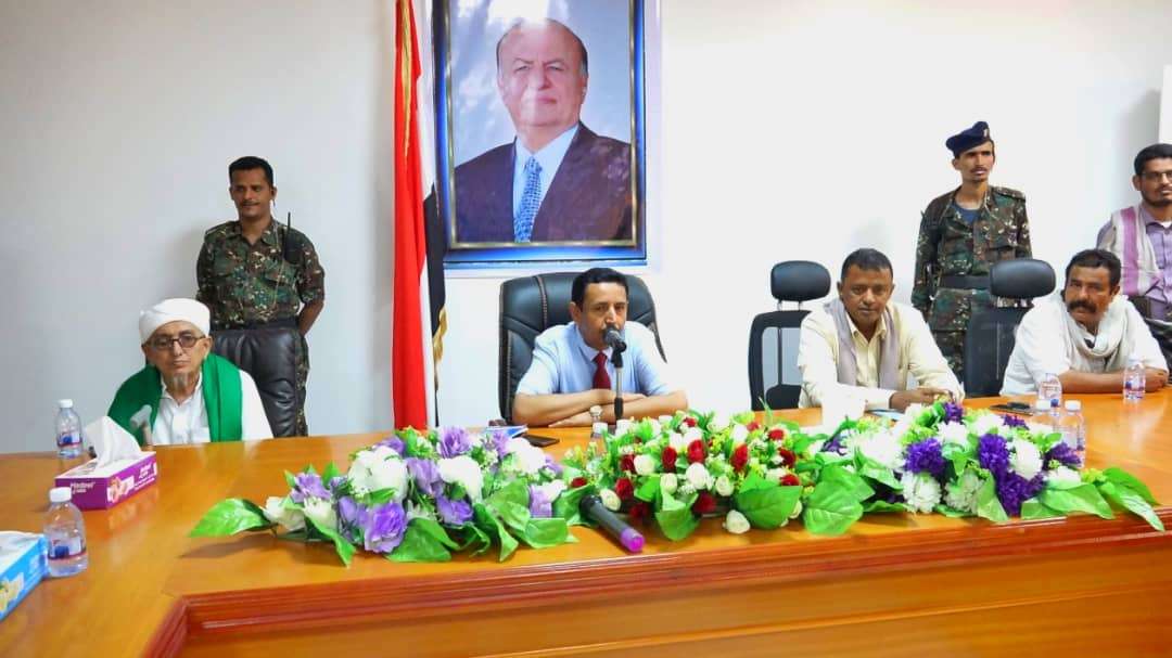 محافظ شبوة يشيد بمواقف أبناء حبان وتعاونهم في برامج التنمية بالمديرية