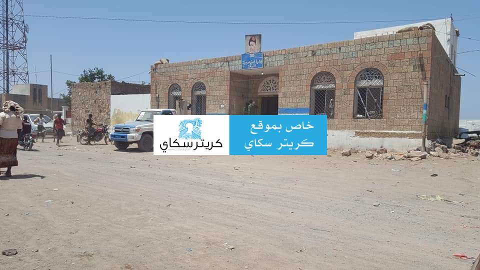 شرطة الحديدة تداهم معملاً لإنتاج الكحول وتضبط مالكه في الخوخة.