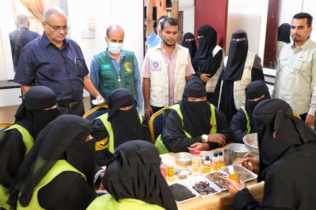 مركز الملك سلمان للإغاثة يمول دورات تدريبية ومهنية لربات الأسر والايتام بعدن