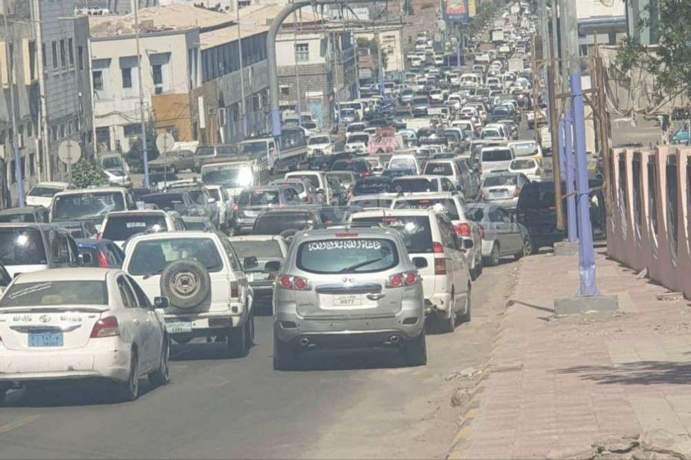 مواطنون يشكون من ازدحام السيارات وتعطيل حركة السير بعدن