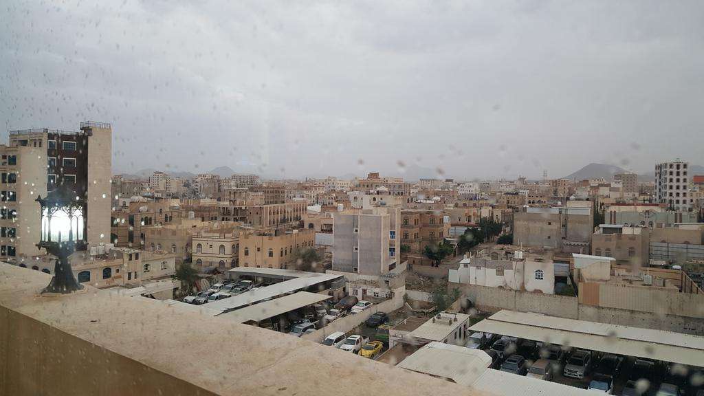 *دعوات لمسيرة لوقفات احتجاجية في تعز تنديداً بتدهور العملة المحلية*
