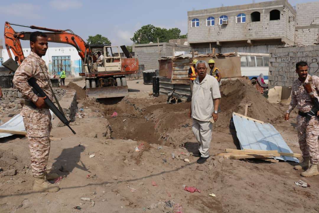 مدير الشيخ عثمان يتفقد مشروع الصرف الصحي في الممدارة -المحاريق