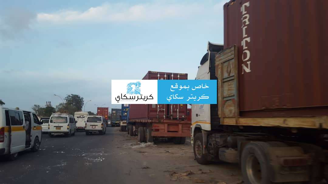 سائقو الشاحنات يشكون تعرضهم للابتزاز وأخذ جبايات في نقاط مداخل عدن