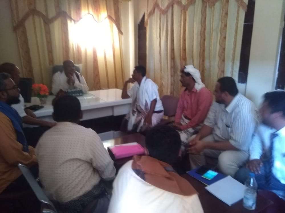 وفد من الوحدة التنفيذية عدن يلتقي السلطة المحلية ولجنة النازحين بخنفر