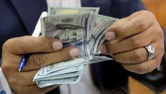 استمرار تدهور العملة اليمنية .. وسط وعود كاذبة بشأن رواتب العسكريين