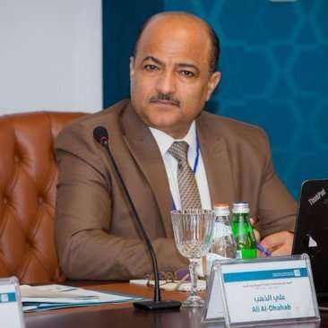 سياسي ينبه السلطة الشرعية إلى وضعها الذي يزداد سوءا أمام صعود سلطة الحوثيين. سياسي ينبه السلطة الشرعية إلى وضعها الذي يزداد سوءا أمام صعود سلطة الحوثيين.