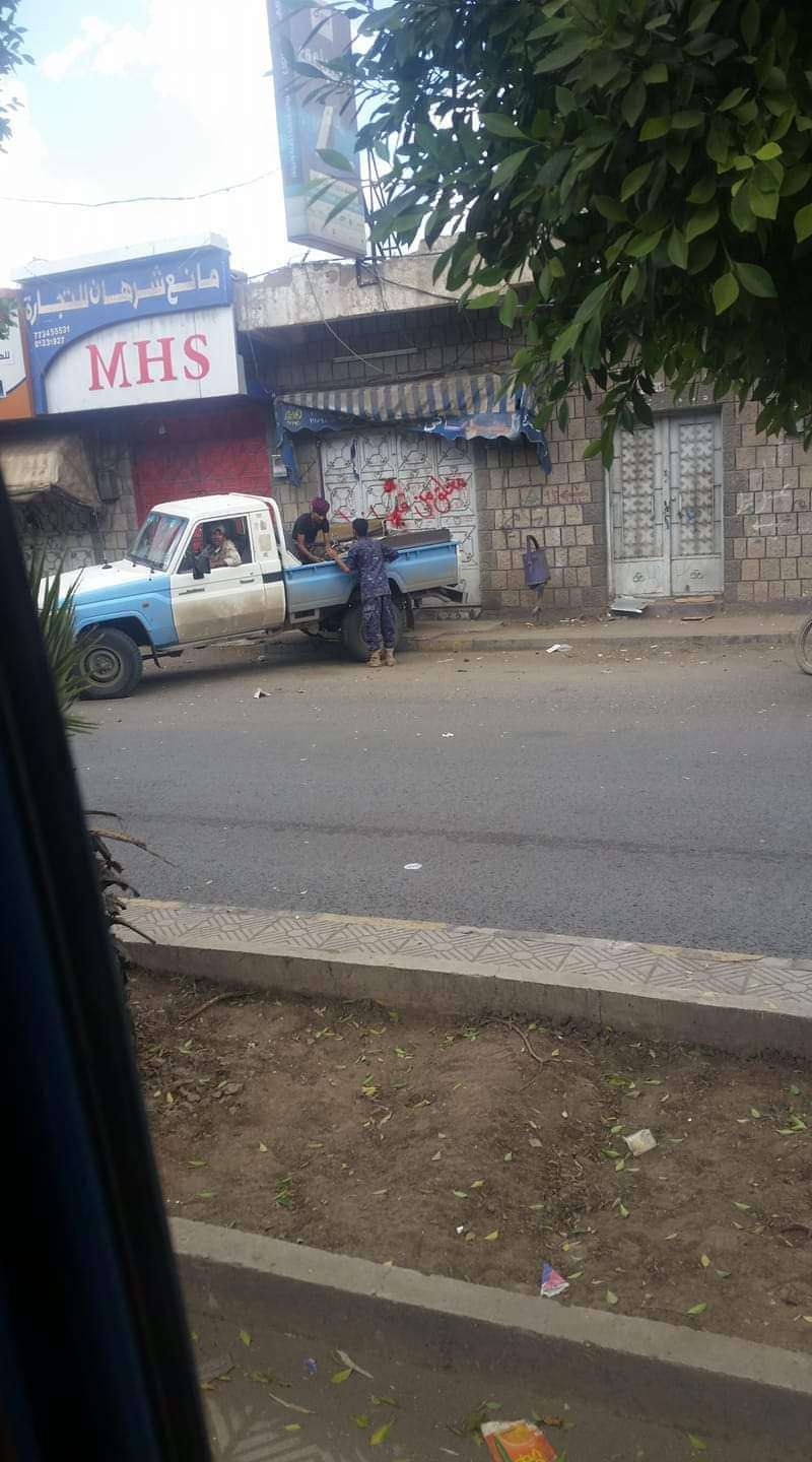 عاجل : اغلاق محلات المتورطين بقتل الشاب الاغبري في صنعاء