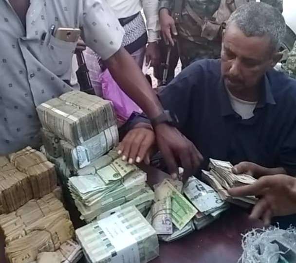 شرطة كابوتا بمنصورة عدن تقبض على المتهمين بنهب مصرف العمقي بمدينة إنماء السكنية