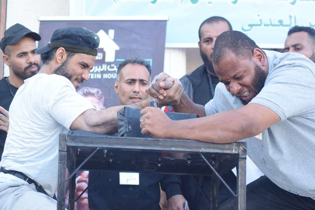 ادهم بدر (البطل) ورمزي (الوصيف) ودينيس الروسي (ثالثاً) لبطولة عدن لمصارعة الأيدي