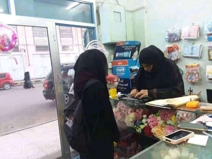 أول يمنية تفتح محل لصيانة الجوالات في الحديدة .. تعرف عليها