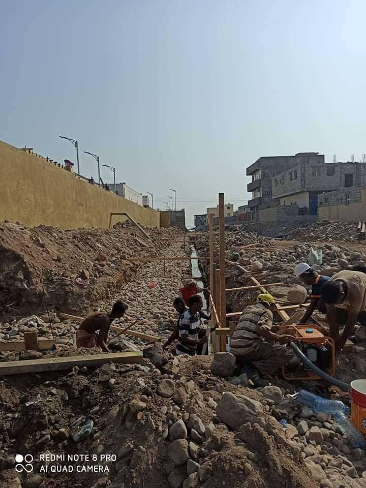 مواطنون بعدن يشكون البسط على مجرى السيل بمدينة كريتر(صور) مواطنون بعدن يشكون البسط على مجرى السيل بمدينة كريتر(صور)