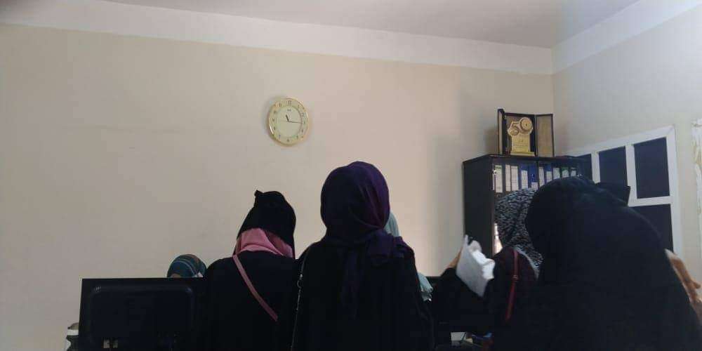 مؤسسة الامل التنموية تبدأ بصرف مكافآت طلاب جامعة عدن و أبين المشمولين برعايتها