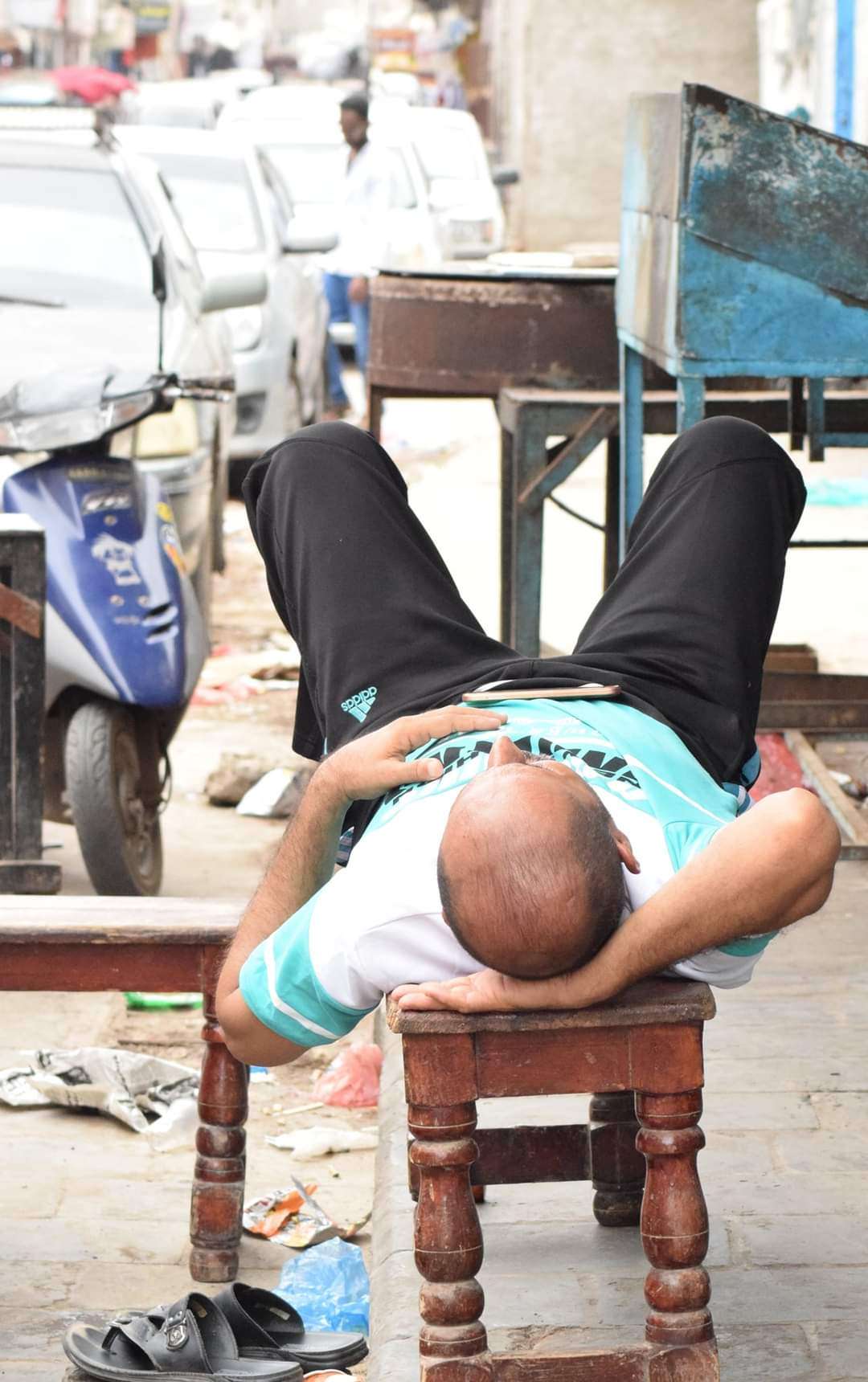 شاهد بالصور .. هكذا اصبح حال سكان مدينة عدن بعد الازمات المتكررة والمفتعلة