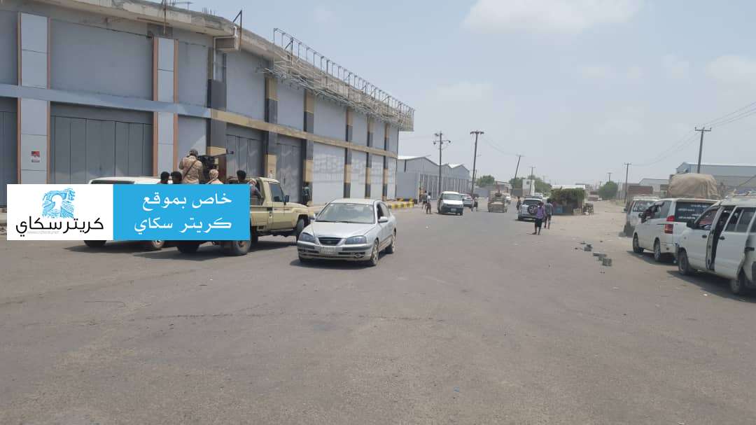 بالصور .. احتجاجات واسعة على تردي الخدمات في المدينة الخضراء بعدن(نسخة إضافية)