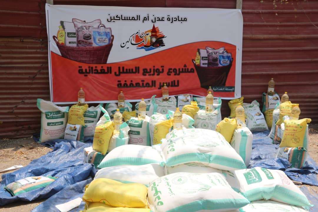 في مشروعها الأول: مبادرة عدن أم المساكين توزع معونات غذائية للأسر الفقيرة والمتضررة في كريتر