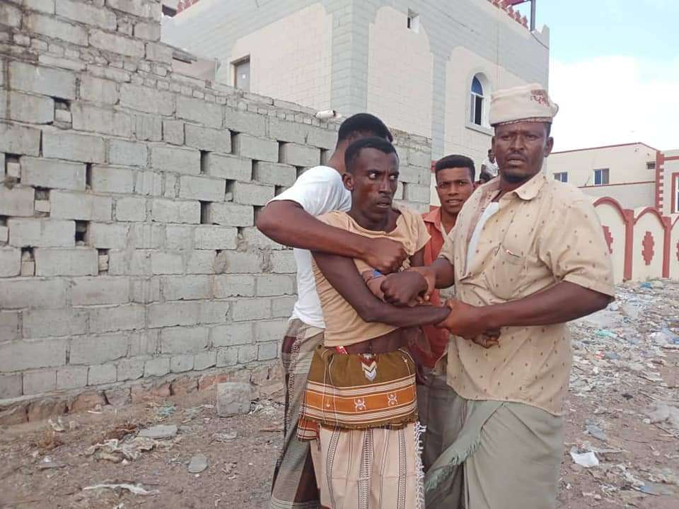 مواطنون بمديرية ميفع يضبطون لص المنازل والمحلات التجارية(صورة)
