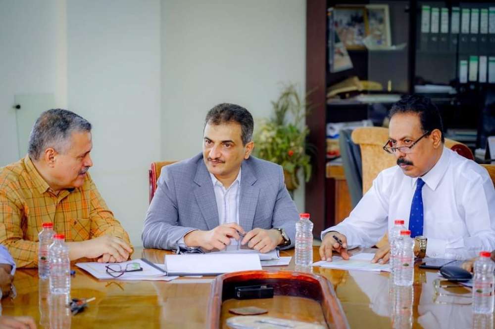 محافظ عدن يلوح بتغيير مدراء العموم