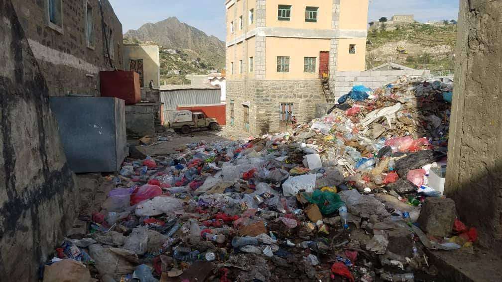 شاهد القمامة تغرق يافع (صورة)