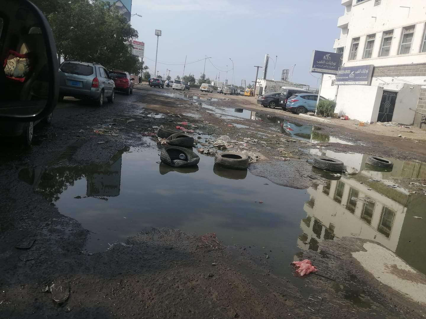 صورة وحدث.. لشارع رئيسي يغرق بمياه الصرف الصحي في عدن