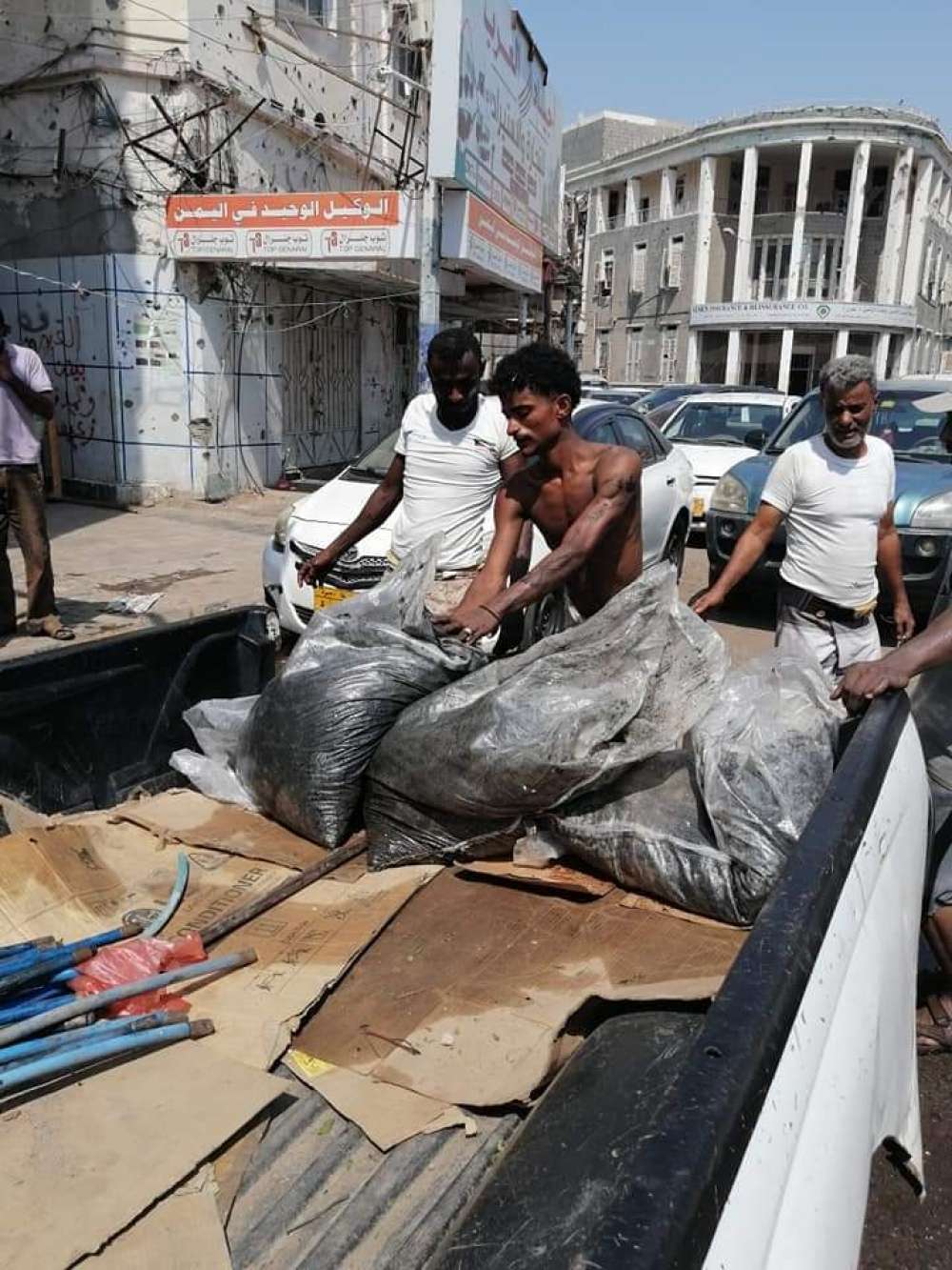 مدير الصرف الصحي يواصل اعماله في مدينة كريتر بعدن