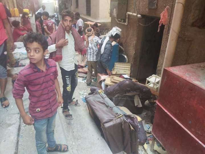 بسبب عدم امتلاكها ثمن الإيجار .. امرأة بتعز تلجأ للشارع بعد طردها من قبل مالك المنزل(صور)