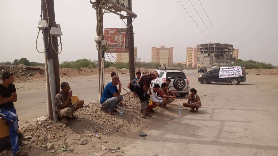 مواطنون بعدن يشكون افتقار المدينة الخضراء لأبسط الخدمات
