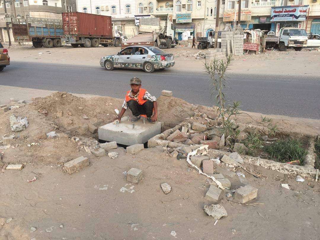 دعوات مجتمعية لدعم طفل والاهتمام بدراسته في عدن(تفاصيل+صورة)