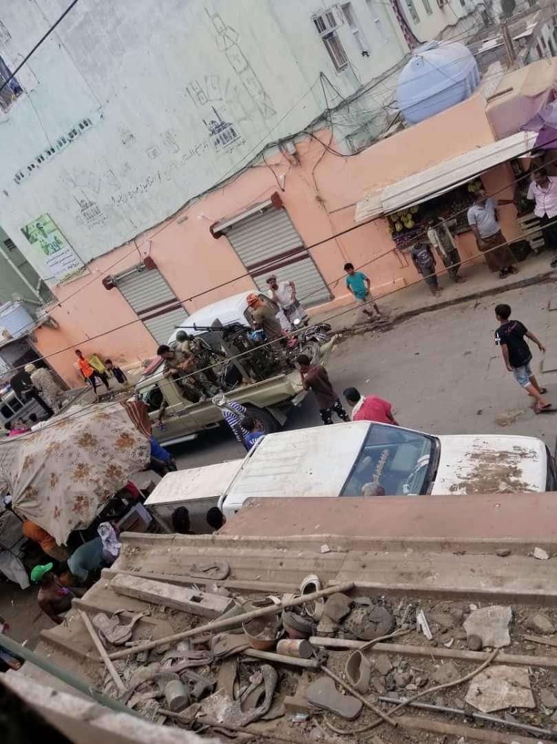 شاهد ماذا سرق جنود قيادي موالي للمجلس الانتقالي الجنوبي في عدن