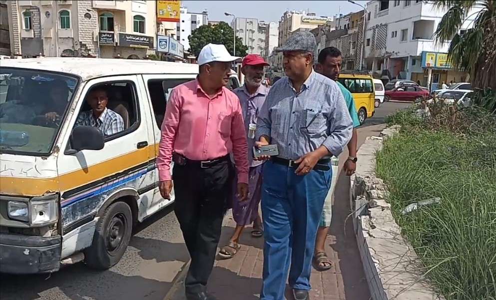 مدير نظافة وتحسين عدن يتفقد أعمال التشجير وتشذيب المساحات الخضراء في عدد من شوارع مديريات المحافظة