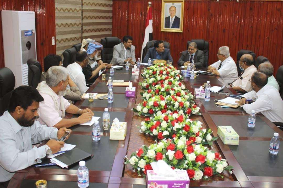 محافظ المهرة يبحث مع رئيس جامعة حضرموت أوضاع واحتياجات كليتي الجامعة ومركز التعليم المفتوح بالمحافظة