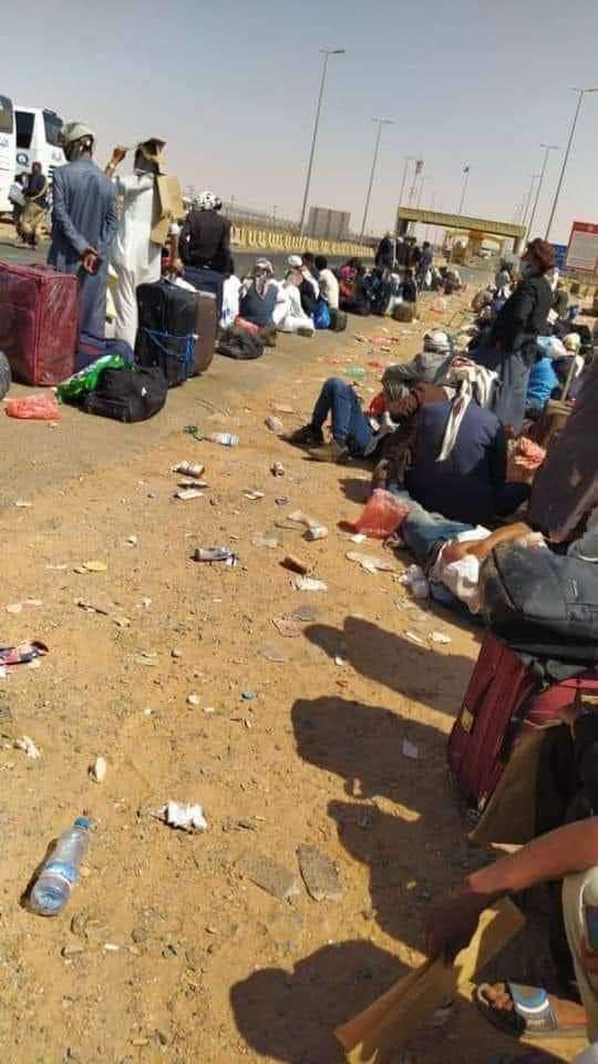 ناشطون يتساءلون: ما قيمة الوطن الذي يتزاحم ابناؤه علي مغادرته؟