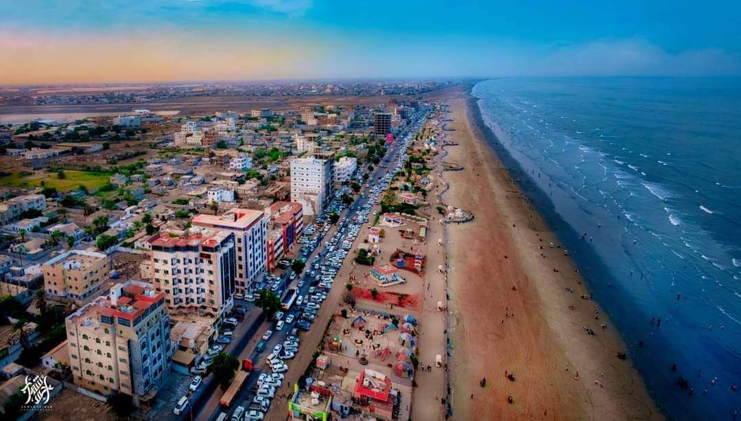 طلاب منطقة العريش في عدن يناشدون بإعادة ترميم مدرستهم ويطالبون بانصافهم