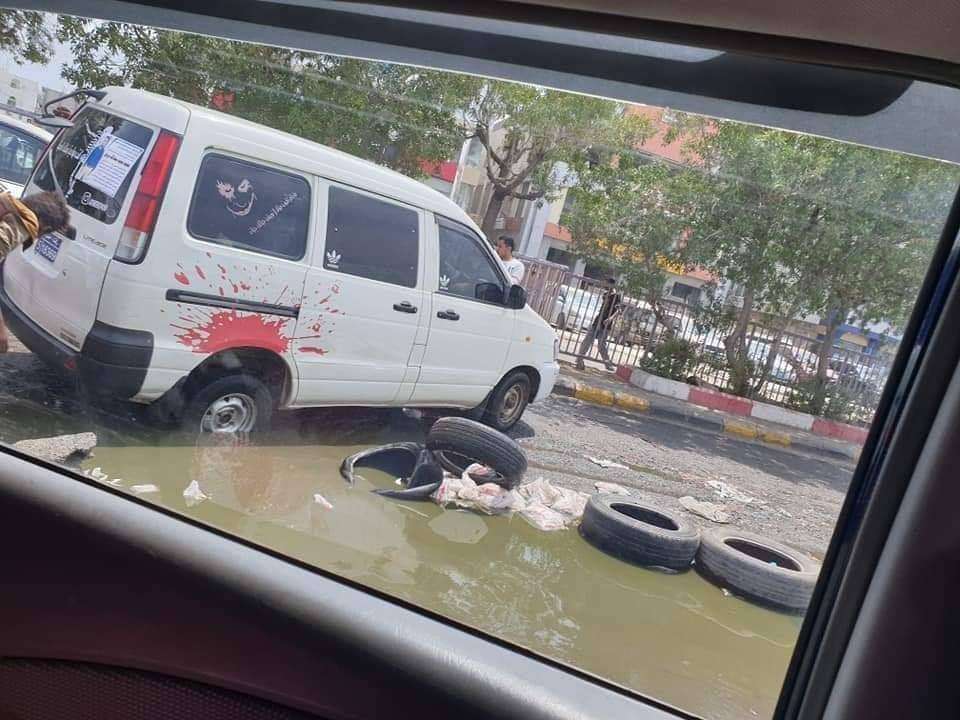 بالصور .. طفح مياه الصرف الصحي في أحياء المنصورة بعدن