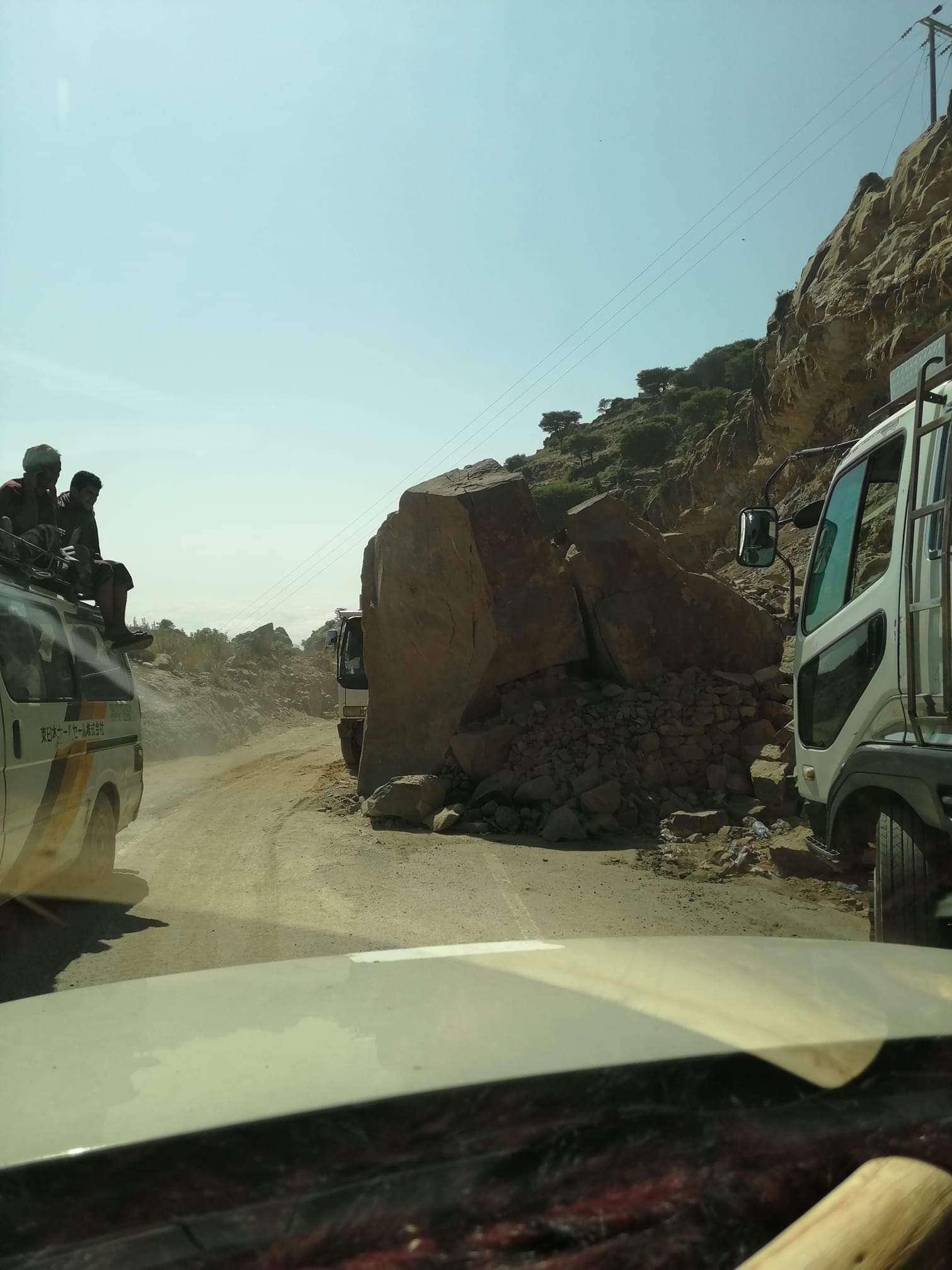 شاهد سقوط صخور كبيرة في الخط الرابط بين محافظتي عدن وتعز
