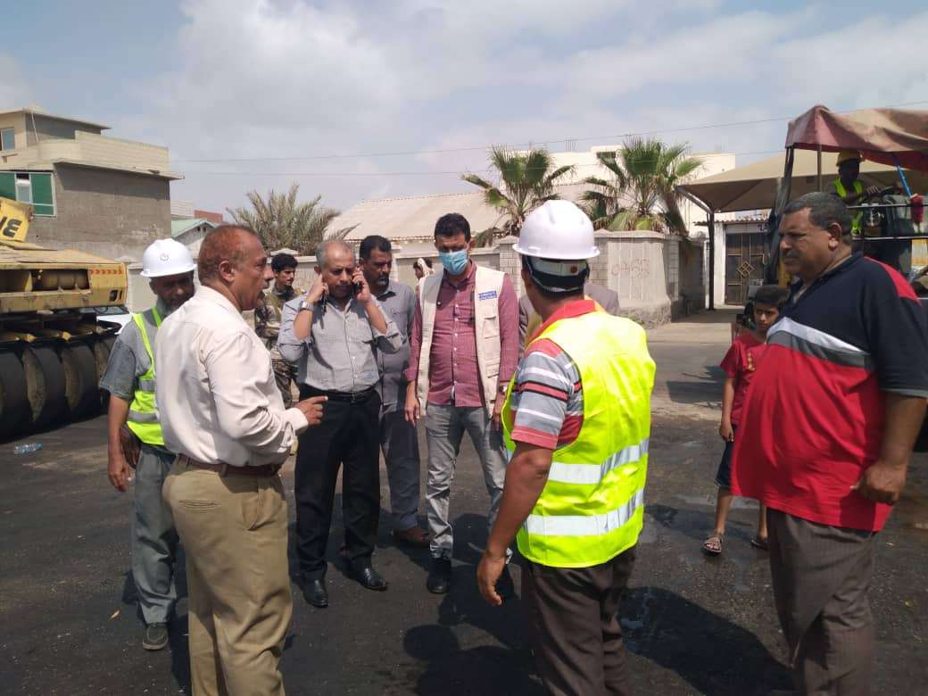 مدير عام مديرية البريقة يدشن مشروع اعادة رصف وسفلتة خط كورنيش كود النمر