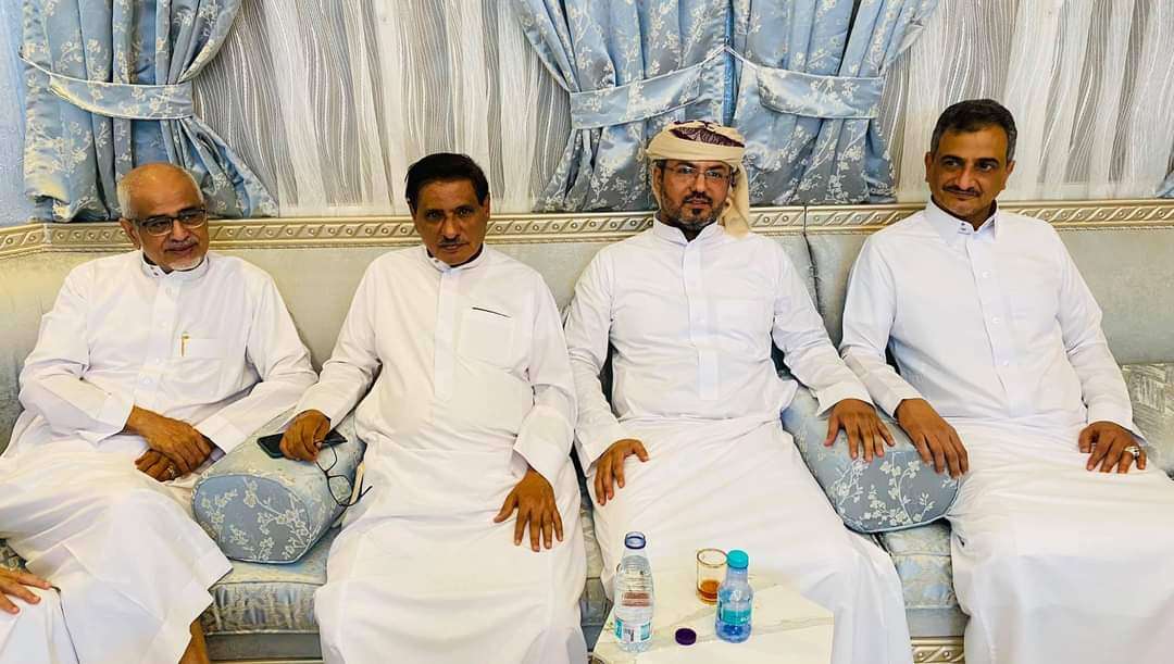 شاهد صورة جديدة تجمع محافظ عدن ومحافظ حضرموت بنشطاء الانتقالي في الرياض