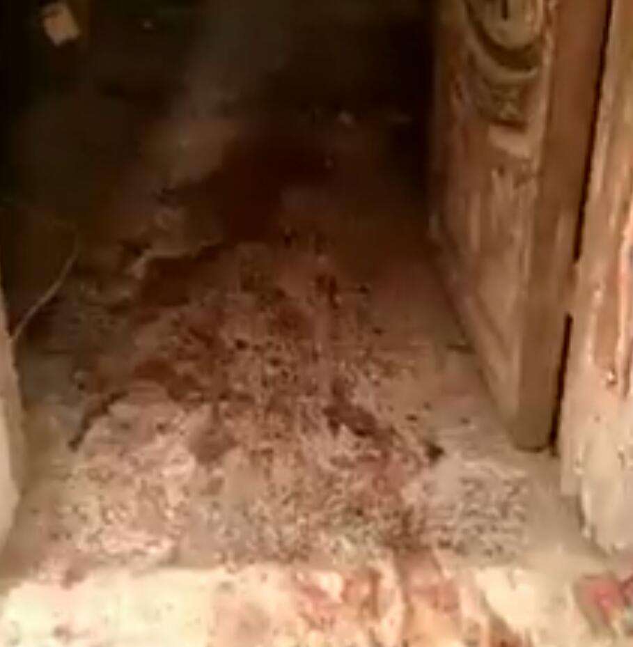 مسلح يعدم رجل امام اولاده وزوجته في عدن(تفاصيل مروعة وصور) مسلح يعدم رجل امام اولاده وزوجته في عدن(تفاصيل مروعة وصور)